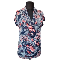 Bluzka z lejącym dekoltem typu woda - biały koronkowy wzór i kwiaty